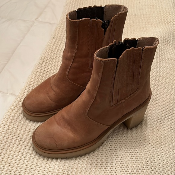 EUC! ✨ Free People James Chelsea Boot - Picture 2 of 4